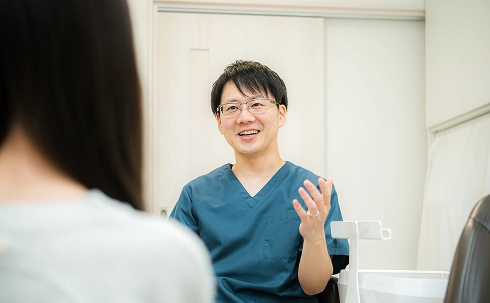院長が女性患者に矯正治療について説明