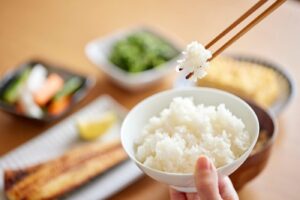 歯列矯正で食事が噛めないのはいつまで？時期別の痛みと乗り越え方