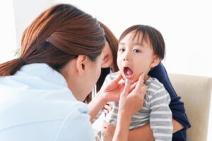 小児矯正はいつから始める？歯並びの問題別に開始時期の目安を解説